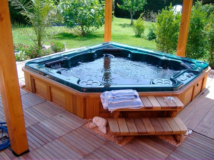 Premium outdoor spa hot tub with quiet circulation pump